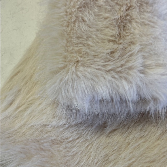 Elegant Cream Faux Fur Coat - Picture 11 of 11